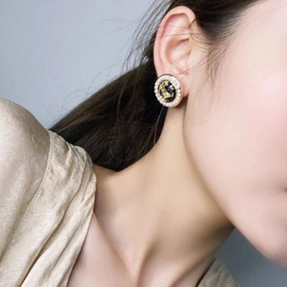 Clip On Round Gold Flakes Pearl Detailed Earrings - Picture 2 of 3